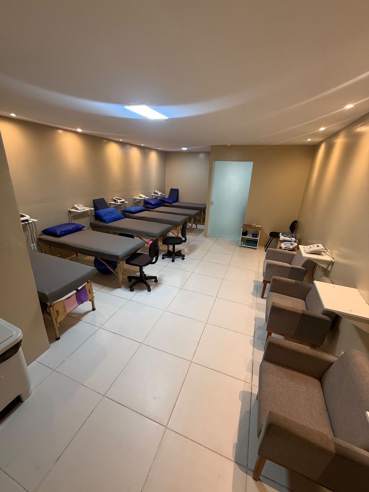 Sala de atendimento com macas e poltronas do consultório do Dr. Welber Lacerda em Ilhéus