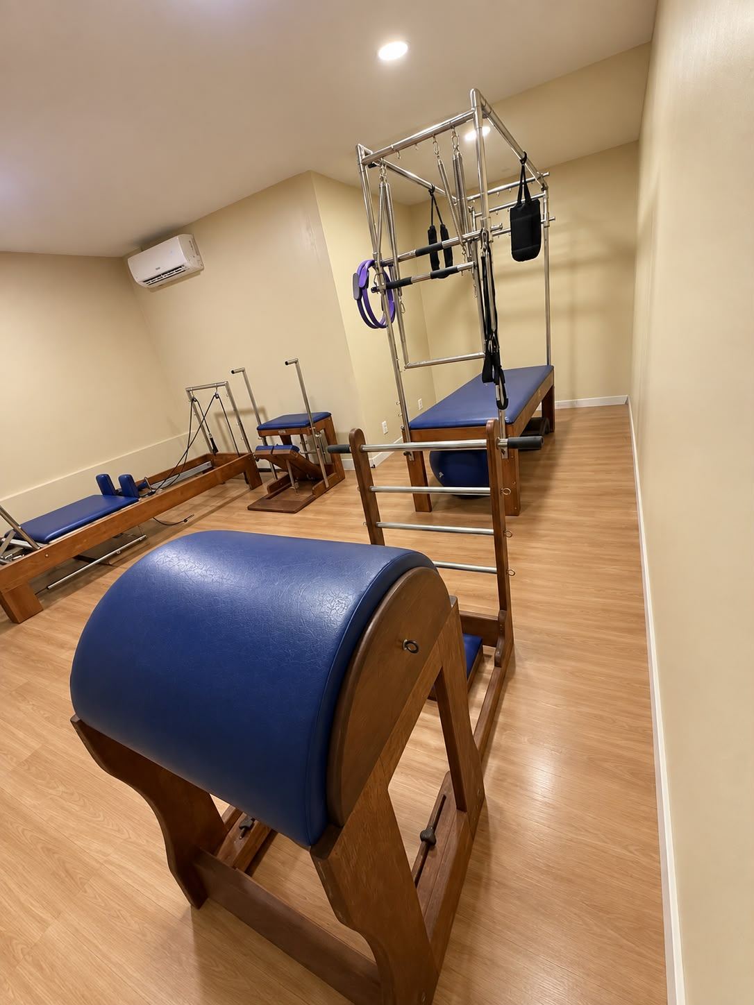 Sala de Pilates equipada do consultório do Dr. Welber Lacerda